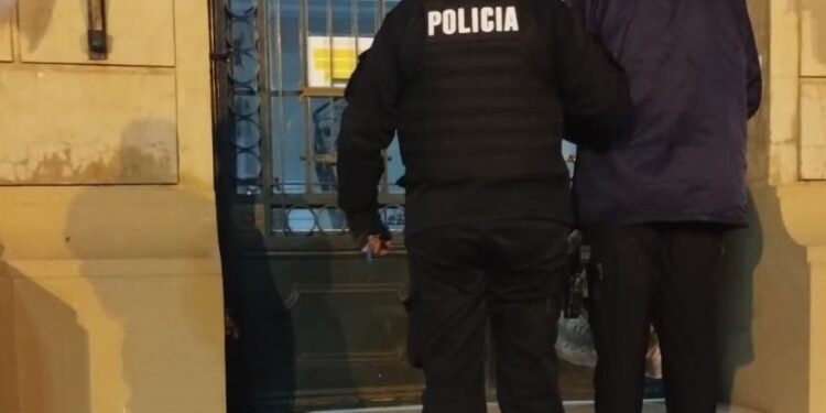 Una jubilada herida luego de que un joven la atacara con un pedazo de hormigón