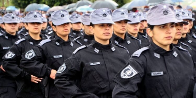 La provincia invirtió casi 150 millones de pesos en uniformes para los cadetes de la Policía