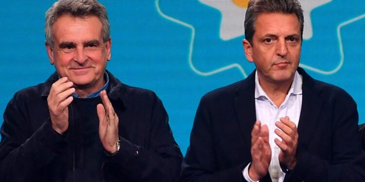 La fórmula de UxP intensifica la campaña con Massa en Entre Ríos y Rossi con militantes en CABA