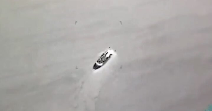 Rusia denunció un ataque con drones a un aeropuerto y dijo que destruyó lanchas ucranianas