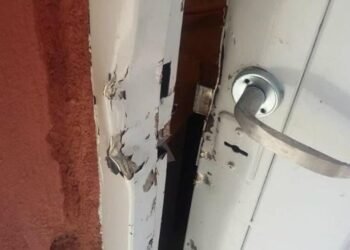 Una mujer regresó a su casa y descubrió que había sido saqueada