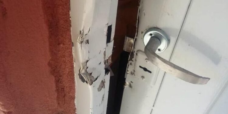 Una mujer regresó a su casa y descubrió que había sido saqueada