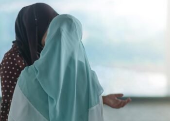 Francia prohibirá en las escuelas la abaya, la túnica usada por musulmanas