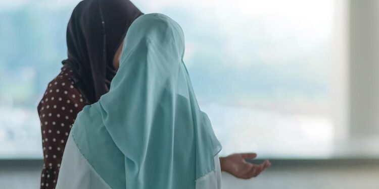 Francia prohibirá en las escuelas la abaya, la túnica usada por musulmanas