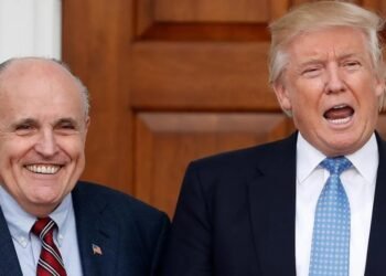 Por interferencia electoral en 2020 Rudy Giuliani y Donald Trump se entregarán a la Justicia en Georgia