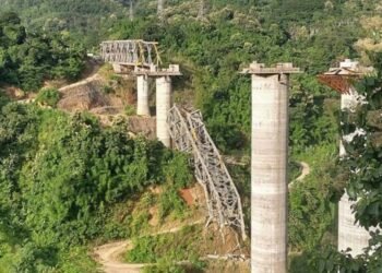 Tregedia Se derrumbó un puente ferroviario en la India y hay al menos 22 fallecidos