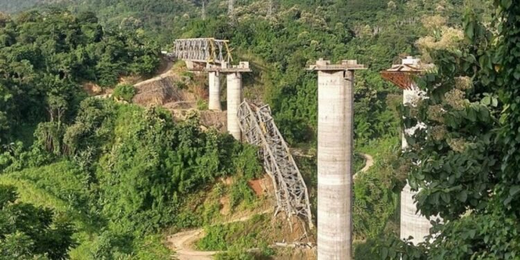 Tregedia Se derrumbó un puente ferroviario en la India y hay al menos 22 fallecidos