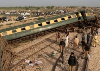 4 muertos Investigan las causas del fatal descarrilamiento de un tren en Pakistán