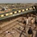 4 muertos Investigan las causas del fatal descarrilamiento de un tren en Pakistán