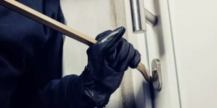 Electrodomésticos, una bici y vinos: En una vivienda de calle Jauretche arrasaron con todo