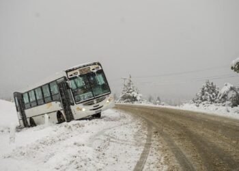 Bariloche: una intensa nevada genera complicaciones en el tránsito y suspensión de clases
