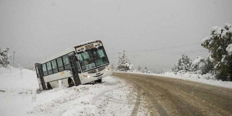 Bariloche: una intensa nevada genera complicaciones en el tránsito y suspensión de clases