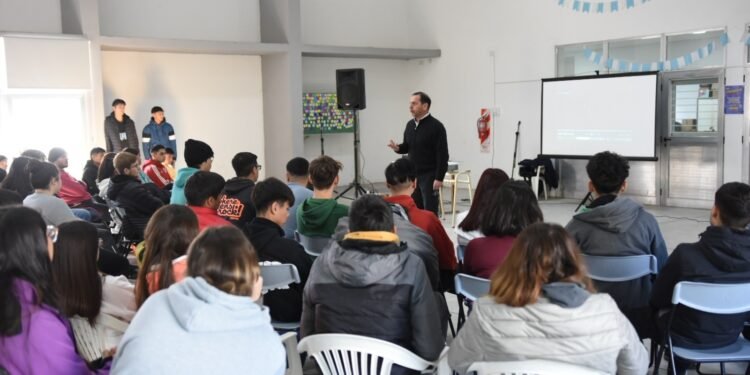 Mi Primera Licencia llegó a la escuela Nº 654 «Nicolás Avellaneda»