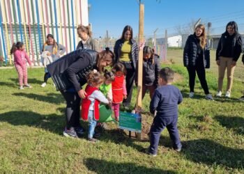 Municipio, empresas e infancias unidas en el Día del Árbol