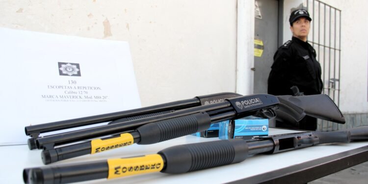 La provincia compró 250 escopetas y 450 cascos balísticos para el personal policial