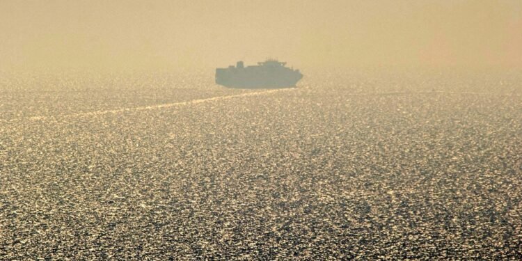 Rusia atacó silos y puertos en Ucrania y un primer carguero se arriesga a salir al mar Negro