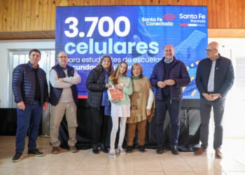 La provincia entrega de dispositivos tecnológicos a estudiantes de escuelas secundarias rurales