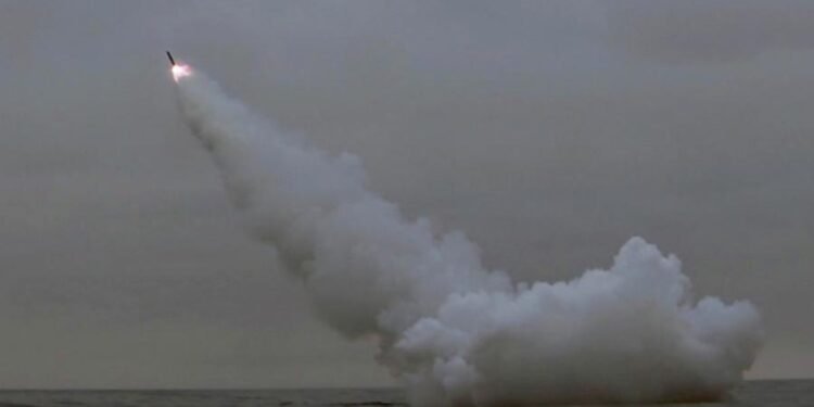 Corea del Norte lanzó dos misiles balísticos hacia el mar de Japón