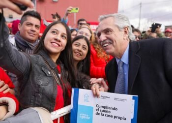 Fernández anticipó que habrá anuncios salariales y pidió defender la paz social