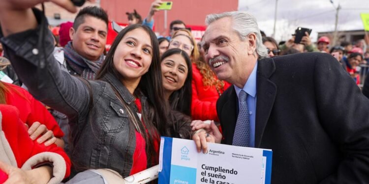 Fernández anticipó que habrá anuncios salariales y pidió defender la paz social