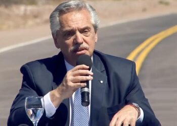 Fernández pidió a los empresarios que «no se quejen» y paguen el bono a los trabajadores