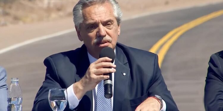 Fernández pidió a los empresarios que «no se quejen» y paguen el bono a los trabajadores