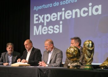 Perotti encabezó la licitación de “Experiencia Messi” en el Museo del Deporte de Rosario
