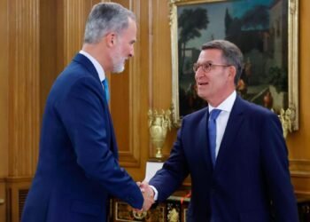 El rey de España le encargó formar gobierno a Núñez Feijóo y Sánchez espera