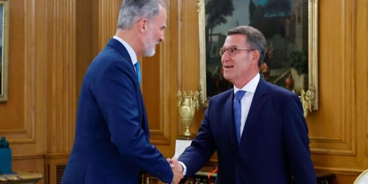 El rey de España le encargó formar gobierno a Núñez Feijóo y Sánchez espera