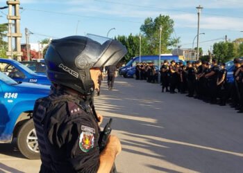 Otorgan suma especial a policías para reponer uniformes