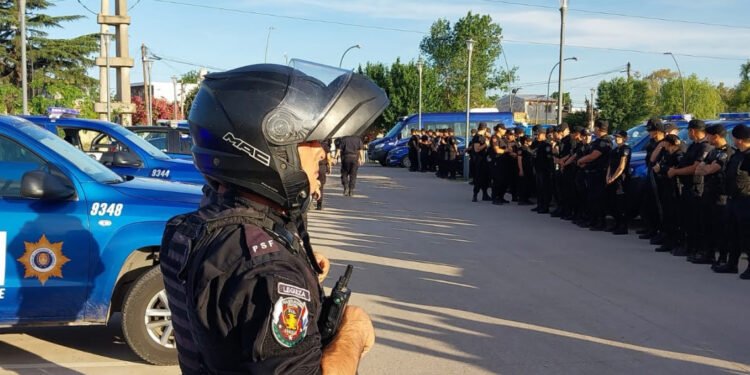 Otorgan suma especial a policías para reponer uniformes