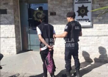 Intentó robar un picaporte, pero fue detenido por agentes de la GUR y la Policía