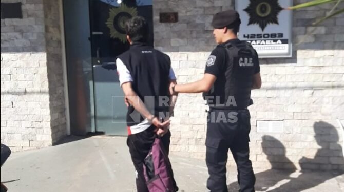 Intentó robar un picaporte, pero fue detenido por agentes de la GUR y la Policía
