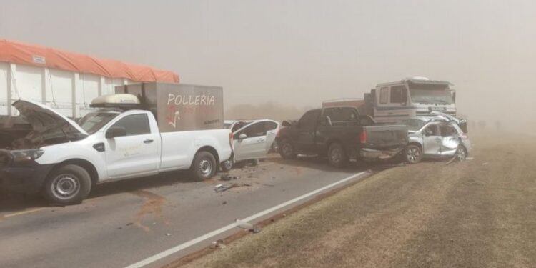Viento y tragedia en la ruta 13: un muerto y 17 heridos tras un choque en cadena