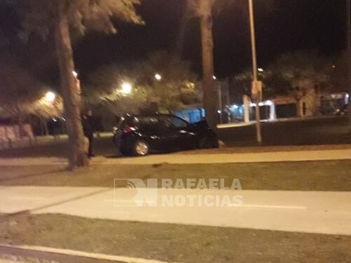 Estanislao del campo y Vieytes: una mujer terminó con su auto contra un árbol