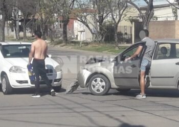 Duro choque entre dos automóviles