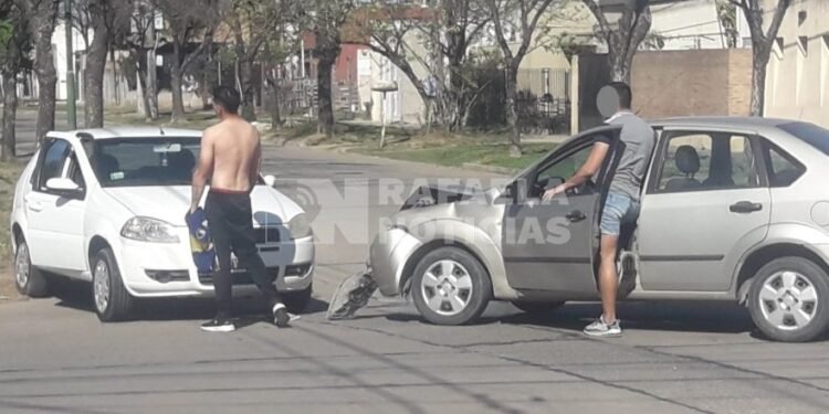 Duro choque entre dos automóviles