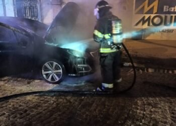 Susto por el incendio de un vehículo