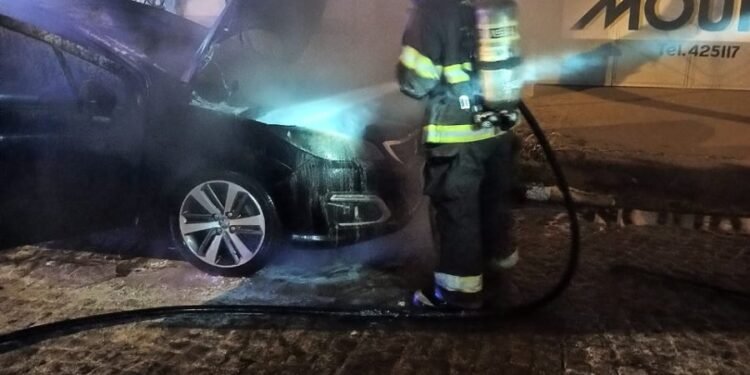 Susto por el incendio de un vehículo