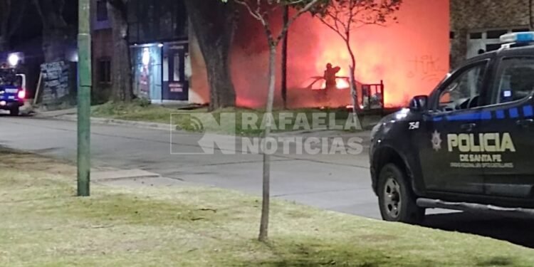 Un auto ardió en llamas en un baldío de calle Podio