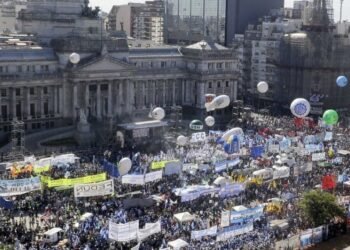 Congreso En apoyo a Massa marchan la CGT, CTA y movimientos sociales