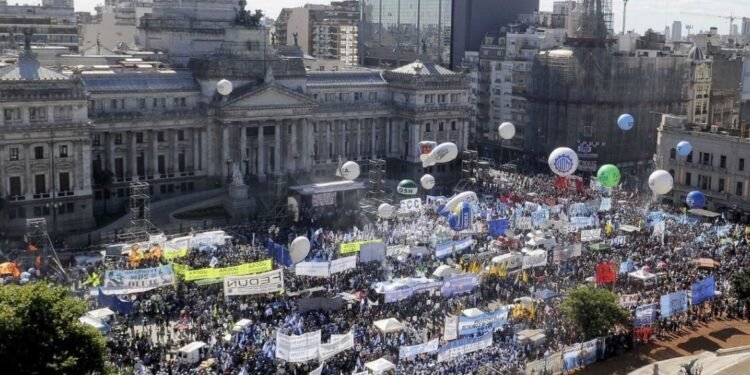 Congreso En apoyo a Massa marchan la CGT, CTA y movimientos sociales