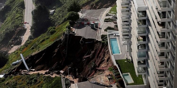 En Chile Más de 200 personas fueron evacuadas en Viña del Mar por un impresionante socavón