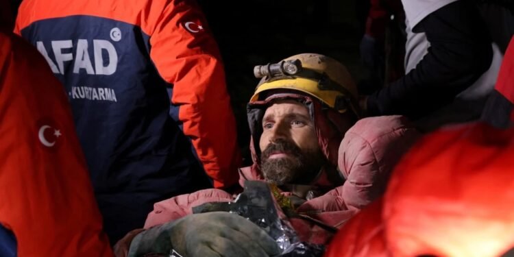 Turquía Rescataron a un científico que enfermó y quedó atrapado en una cueva a mil metros de la superficie