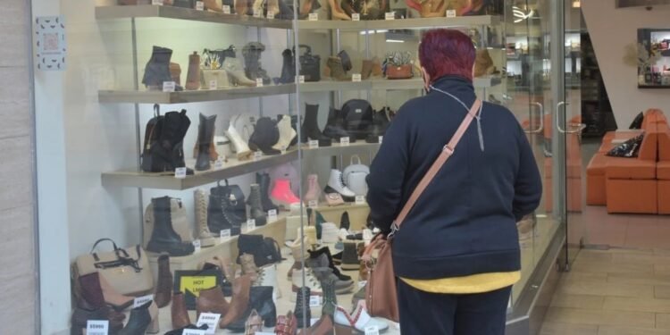 Fuertes bajas en calzado e indumentaria Devaluación e inflación hicieron caer el consumo en agosto
