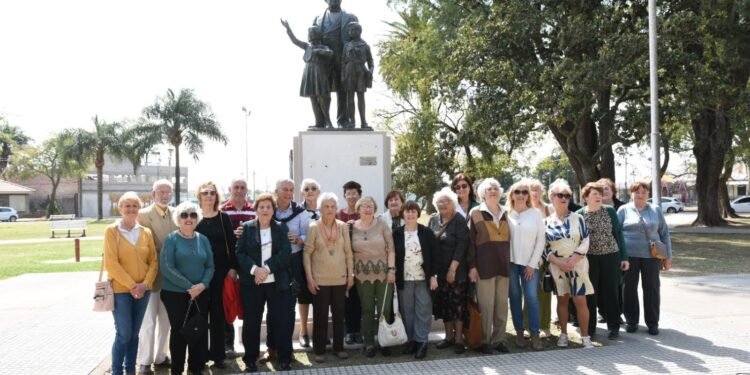 Docentes jubiladas homenajearon a Sarmiento en el Día del Maestro