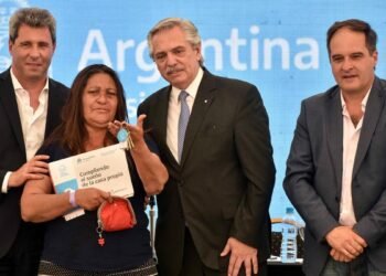 Alberto Fernández encabeza la entrega de viviendas en San Juan