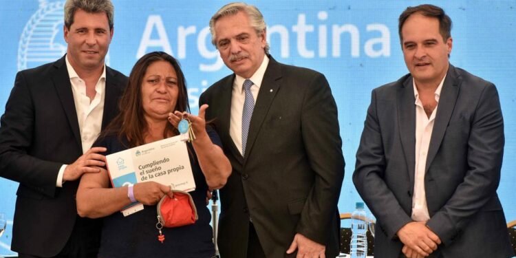 Alberto Fernández encabeza la entrega de viviendas en San Juan
