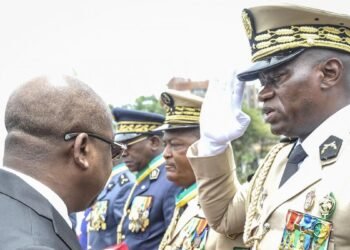 El líder de la junta militar de Gabón juró como «presidente de transición»