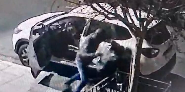 Quiso secuestrar y golpeó ferozmente, pero no robó nada y perdió su celular